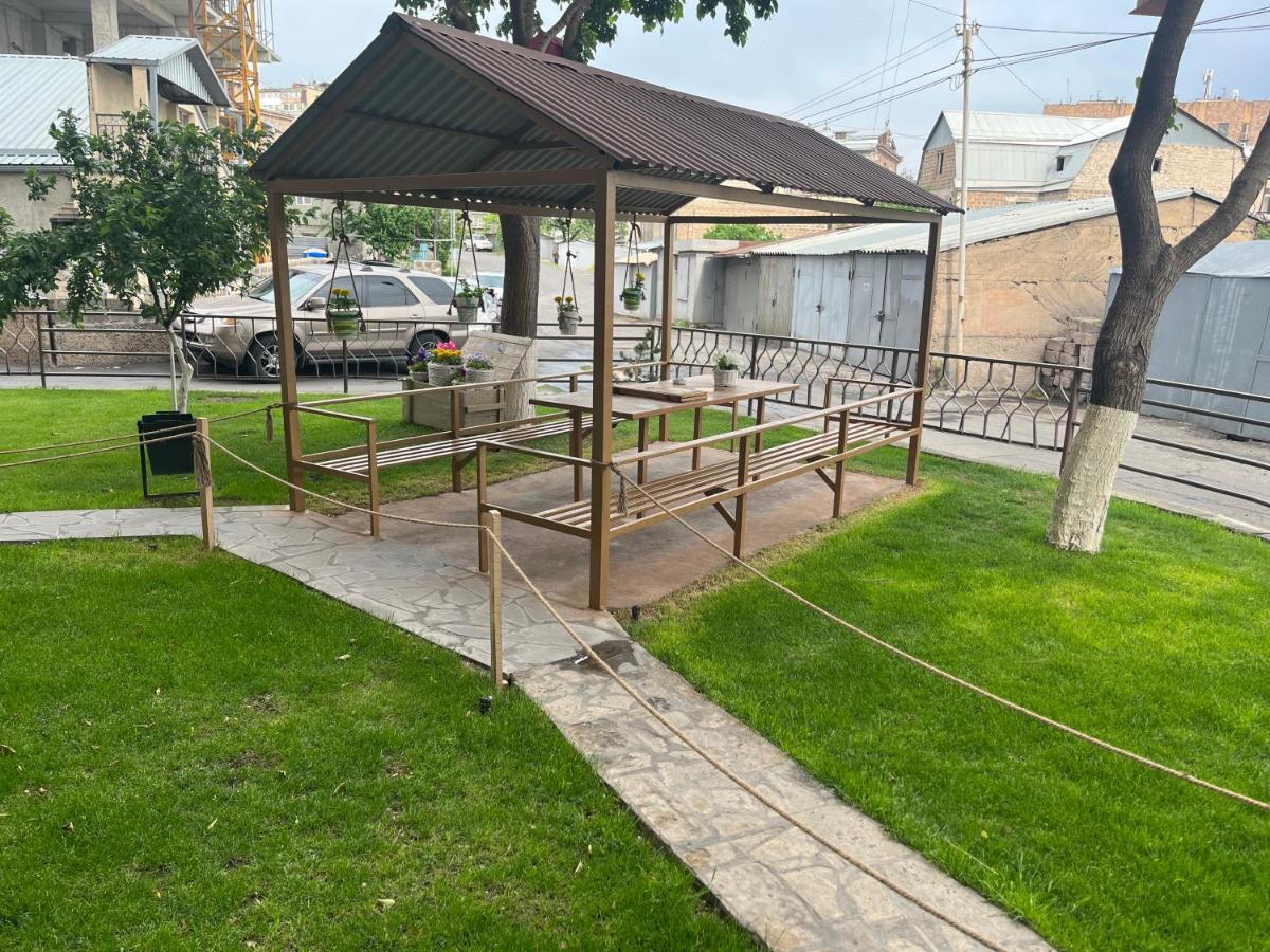 Street51 Hostel Yerevan Bagian luar foto